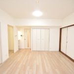 ファミール江波公園ツインズ弐番館　リビングで過ごすご家族を見守りながらお料理ができる対面式キッチンです♪(居間)