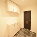 ファミール江波公園ツインズ弐番館　玄関もリフォームで清潔感のある空間に変身♪(玄関)