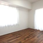 クレアセトル船越南　洋室6.5帖は2面採光で明るい室内です