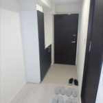 牛田公園パークマンション　白と黒を採り入れた洗練された内装の玄関