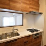 料理中にママともコミュニケーションが取れる対面キッチンです。(キッチン)