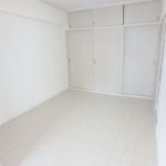 ローズヴィラ中野東　洋室5帖は白を基調とした清潔感溢れる内装