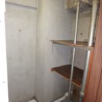 玄関の隣に倉庫機械室！収納可能です♪(玄関)