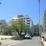 アーバンフォルム光町公園　前面道路含む外観