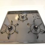 トッププレートとコンロバーナー周りのすき間を狭くすることで、コンロ内部へ煮こぼれが浸入することを防ぎます。お手入れはごとくを外してサッと拭くだけです。(キッチン)