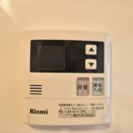 キッチンに設置されたコントローラー。わざわざ浴室に行かなくてもキッチンから湯張りができます。キッチンリモコン22