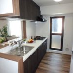 クレアセトル船越南　勝手口のある対面式キッチン